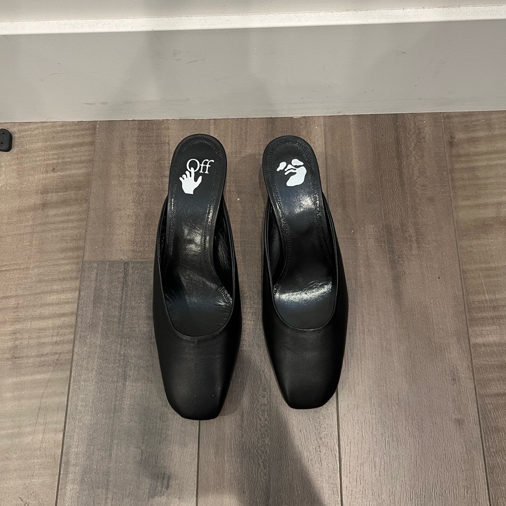 Off-white pumps with leather heel